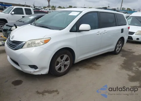 2012 Toyota Sienna Le V6 8 Passenger z USA, uszkodzony, nr VIN 5TDKK3DC6CS247811